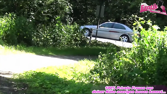 Une rousse allemande mince se fait plaisir dans cette vidéo amateur amateur en plein air