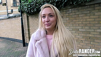 Amber Deen, blond britská Barbie, twerkuje na svojom prvom rande a dáva nedbalý orálny sex