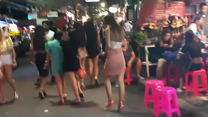 Соблазнительная коллекция лучших исполнителей Паттайи на Walking Street в Таиланде.