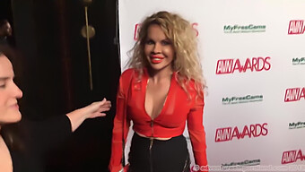 Райли Стар И Приятели Се Разхождат По Червения Килим На Avn Awards 2018