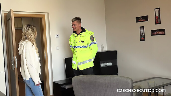 Schau zu, wie ein geiler Polizist von einem Escort in einem heißen Video gefickt wird