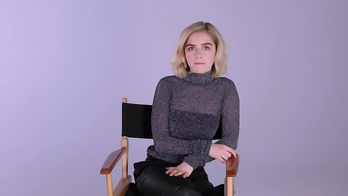 Kiernan Shipka's Adorable Self-Stimulation Contest (Kiernanova rozkošná soutěž v sebestimulaci)