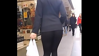 Blonde Sexbombe in formgeschnittenen Leggings für dein Fetischvergnügen