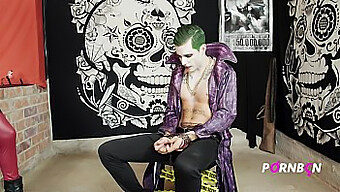 Joker và Harley Quinns tham gia vào một cuộc tình ba với các cosplayer Tây Ban Nha