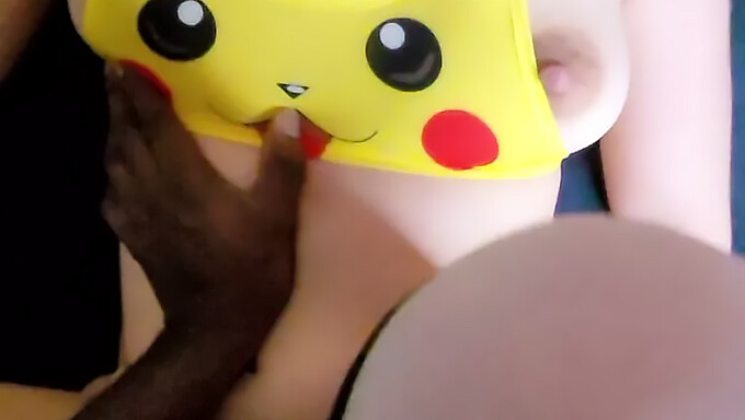 Ranskalainen tyttö seksikkäässä Pikachu-asussa saa raskaasti perseestä ja peitettynä spermalla