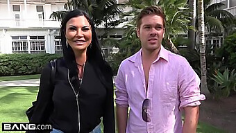 Jasmine Jae, MILF berpayudara besar dengan klitoris yang tertindik, menghadapi tiga lelaki dalam pertemuan panas di pantai