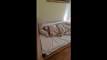 Ehemann bei der Arbeit und Freund assistiert beim Aufwachen der Frau im Bett