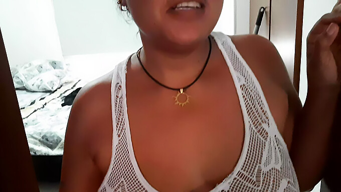 Uma mulher madura faz sexo oral em seu enteado no banheiro antes de ele sair para um evento.