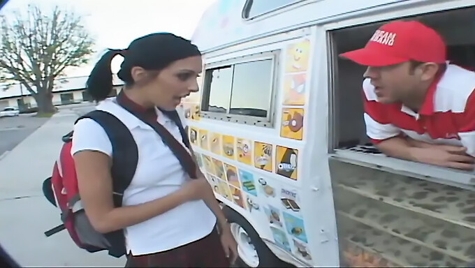 Stephanie Cane se entrega a un helado y más con un cliente cachondo