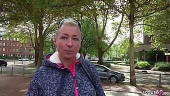 Le recruteur de troupes allemand Mandy se livre à un jeu anal intense avec un couple amateur