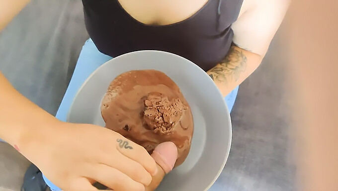 Watching a mom suck a dick and swallow cum: A tantalizing treat