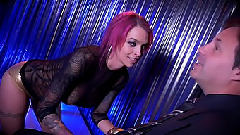 Anna Bell Peaks gir en privat striptease og blowjob