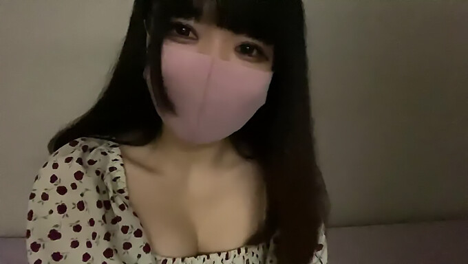 Facetime telefonsex med en busty asiatisk stuepige og massage handjob