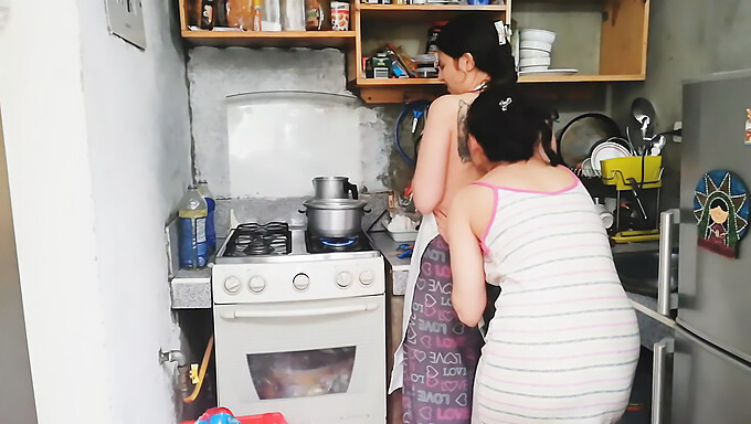 Rencontre passionnée avec une jeune de 18 ans en colère dans la cuisine