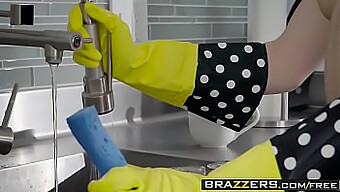 Brazzers的真实妻子故事:可爱的情侣沉迷于角色扮演和丝袜