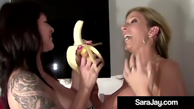 Sara Jay und Daisy Rock zeigen ihre großen natürlichen Titten und riesigen Ärsche!