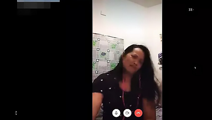 Tüylü olgun Filipina Skype'de tahrik ediyor