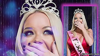 Dubbele penetratie van Miss America in bondage en fetisjspel